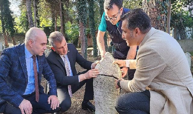 Gölcük Örcün Camisi Haziresi’ndeki Osmanlı dönemine ait mezar taşlarının koruma ve onarımı için çalışma başlatıldı.