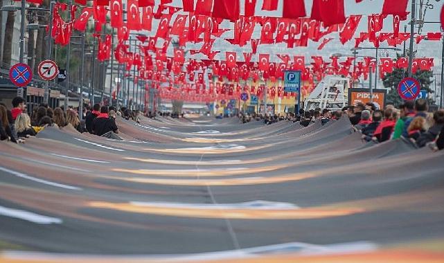 İzmir Ata’ya saygı için 350 metrelik posterle yürüdü