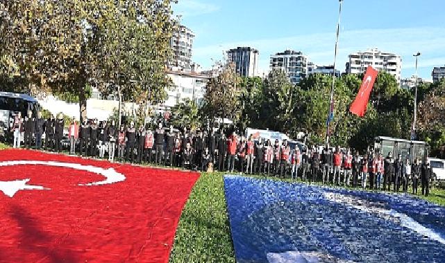 Kadıköy’de binlerce kişi Ata’ya Saygı Zinciri oluşturdu