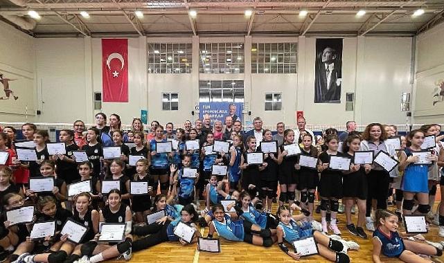 Voleybol Şenliği’nde 800 çocuk buluştu