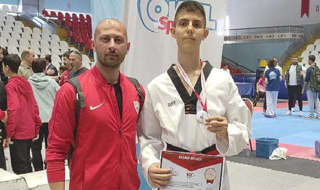 Foça Belediyespor Kulübü Taekwondo Şubesi Sporcusu Asrın Yağız Büyükyavuz, yarı final elemelerini altın madalya ile geçti