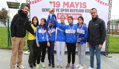 Küçükçekmece Belediyesi ve İlçe Milli Eğitim Müdürlüğü işbirliği ile okullar arası 19 Mayıs Gençlik ve Spor Bayramı kros yarışması düzenlendi