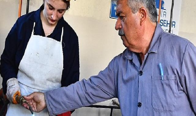 Meslek Fabrikası, kadın oksijen kaynakçıları yetiştiriyor Kadın kaynakçılar iş başında