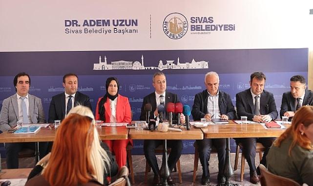 Sivas Belediye Başkanı Dr. Adem Uzun, kentte görev yapan basın mensuplarıyla bir araya geldi