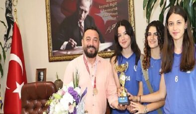 Başkan Turan; Kız voleybol takımımızın başarısını kutluyoruz