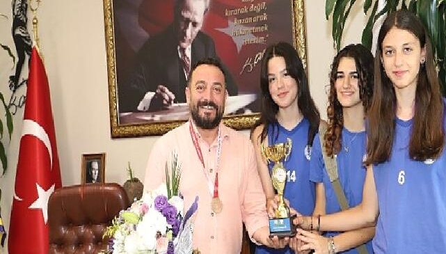 Başkan Turan; Kız voleybol takımımızın başarısını kutluyoruz