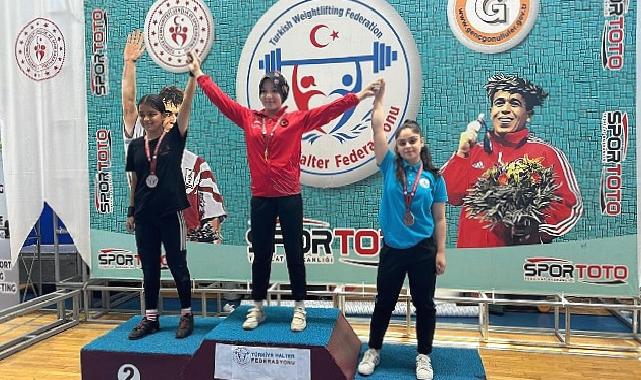 Nevşehir Belediyesi sporcuları, Bolu’da düzenlenen Minikler ve 15 Yaş Altı Ferdi Türkiye Halter Şampiyonası’nda 3 gümüş ve 1 bronz madalya kazandı